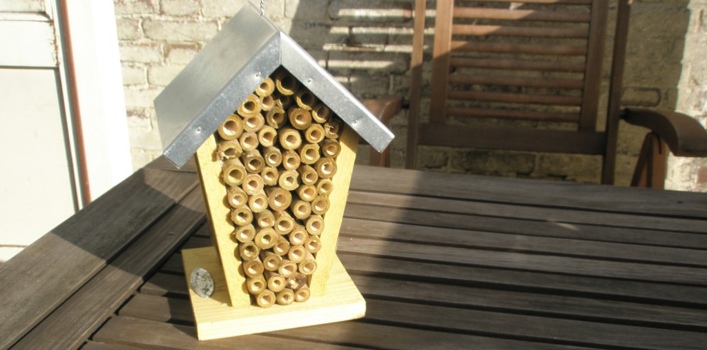 bijenhotel op het balkon